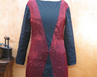 Robe, tissu noir et voile rouge