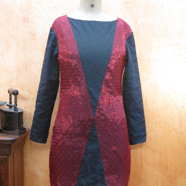 Robe, tissu noir et voile rouge