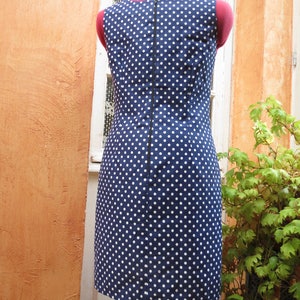 Petite robe sans manches, fond bleu à pois blancs image 3