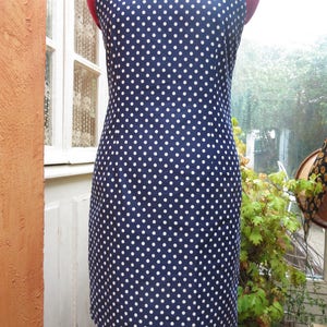 Petite robe sans manches, fond bleu à pois blancs image 2