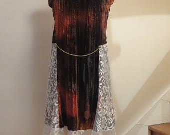 Robe à volant, velours et dentelle