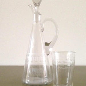 Puede incluir: Un juego de tres tazas de cerámica con un acabado mate moteado. Las tazas son de color crema, gris claro y gris oscuro. Cada taza tiene un diseño simple y minimalista y un asa redondeada.