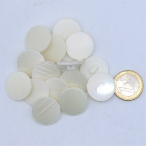 100 Bouton Polyester à queue Blanc Brillant aspect brossé ligné Vintage pour Blazer Classique Armoirie Shield Style Costume Manteau 20mm