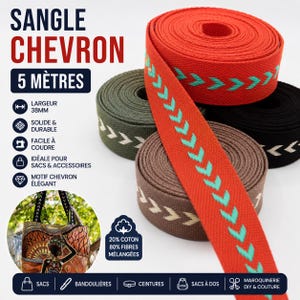 Puede incluir: Carretes de cinta con estampado de chevrón en rojo, verde, marrón y negro. La cinta roja está desenrollada, mostrando un diseño de flechas turquesas. El texto de la imagen dice "SANGLE CHEVRON 5 METRES" y "LARGEUR 38MM".