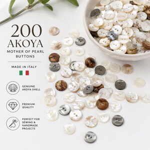 Puede incluir: Una colecci&oacute;n de 200 botones de n&aacute;car Akoya en varios tonos de blanco, marr&oacute;n y gris. Los botones est&aacute;n esparcidos sobre una superficie blanca, algunos en un cuenco peque&ntilde;o. El texto de la imagen dice "Mother of Pearl Buttons" y "Made in Italy."