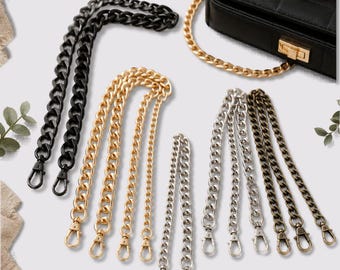 Peut inclure: Plusieurs chaînes de sac à main en métal de couleurs variées : noir, doré et argenté. Les chaînes sont équipées de fermoirs mousquetons et certaines sont attachées à un sac à main noir matelassé. Accessoires de maroquinerie.