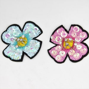 Blumenaufnäher in Blau oder Rosa, Aufnäher zum Aufbügeln, Strassstickerei, Pailletten, Personalisierung, Jacke, Blume, Kostümstickerei/ 6cm