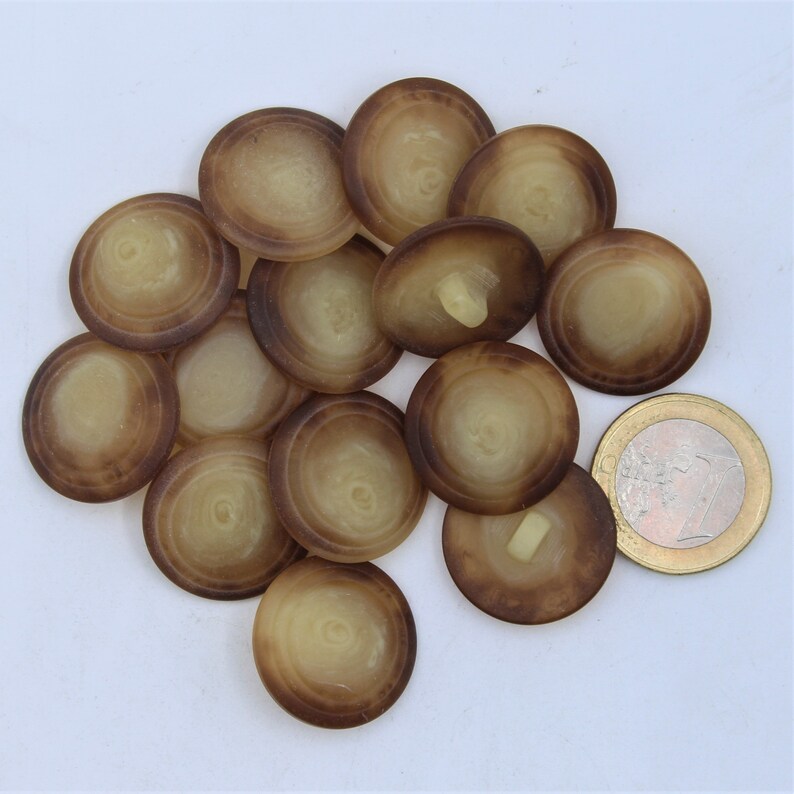 100 Button Galalithe Brown Tail Glossy Dome Marbled Appearance Vintage Ringe für Blazer Classic Coat Coat Coat Of Arms Shield Style Kostümmantel 22mm