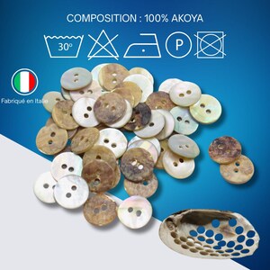 Puede incluir: Una colecci&oacute;n de botones redondos de dos agujeros en varios tonos de marr&oacute;n y blanco, hechos de concha Akoya. Los botones est&aacute;n dispersos sobre una superficie blanca, con un fondo azul. La imagen tambi&eacute;n incluye una concha y el texto "Fabriqu&eacute; en Italie".