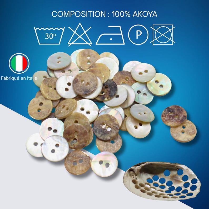 Puede incluir: Una colecci&oacute;n de botones redondos de dos agujeros en varios tonos de marr&oacute;n y blanco, hechos de concha Akoya. Los botones est&aacute;n dispersos sobre una superficie blanca, con un fondo azul. La imagen tambi&eacute;n incluye una concha y el texto "Fabriqu&eacute; en Italie".