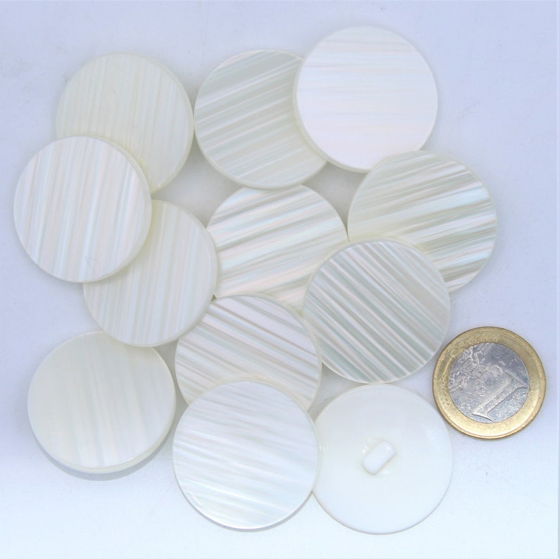 100 Bouton Polyester à queue Blanc Brillant aspect brossé ligné Vintage pour Blazer Classique Armoirie Shield Style Costume Manteau 30mm