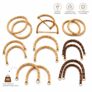 Può includere: Una collezione di manici per borse in bambù, in vari stili e colori. I manici includono design rotondi, a semicerchio e ad arco, con anelli metallici color oro per il fissaggio. Alcuni manici sono marrone chiaro, altri più scuri.