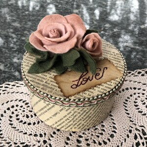 Scatola di legno ricoperta in carta libro antico e rose