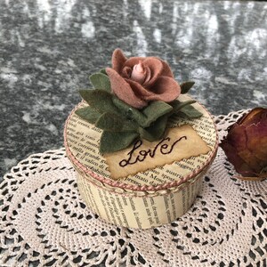 Scatola di legno ricoperta in carta libro antico e rose
