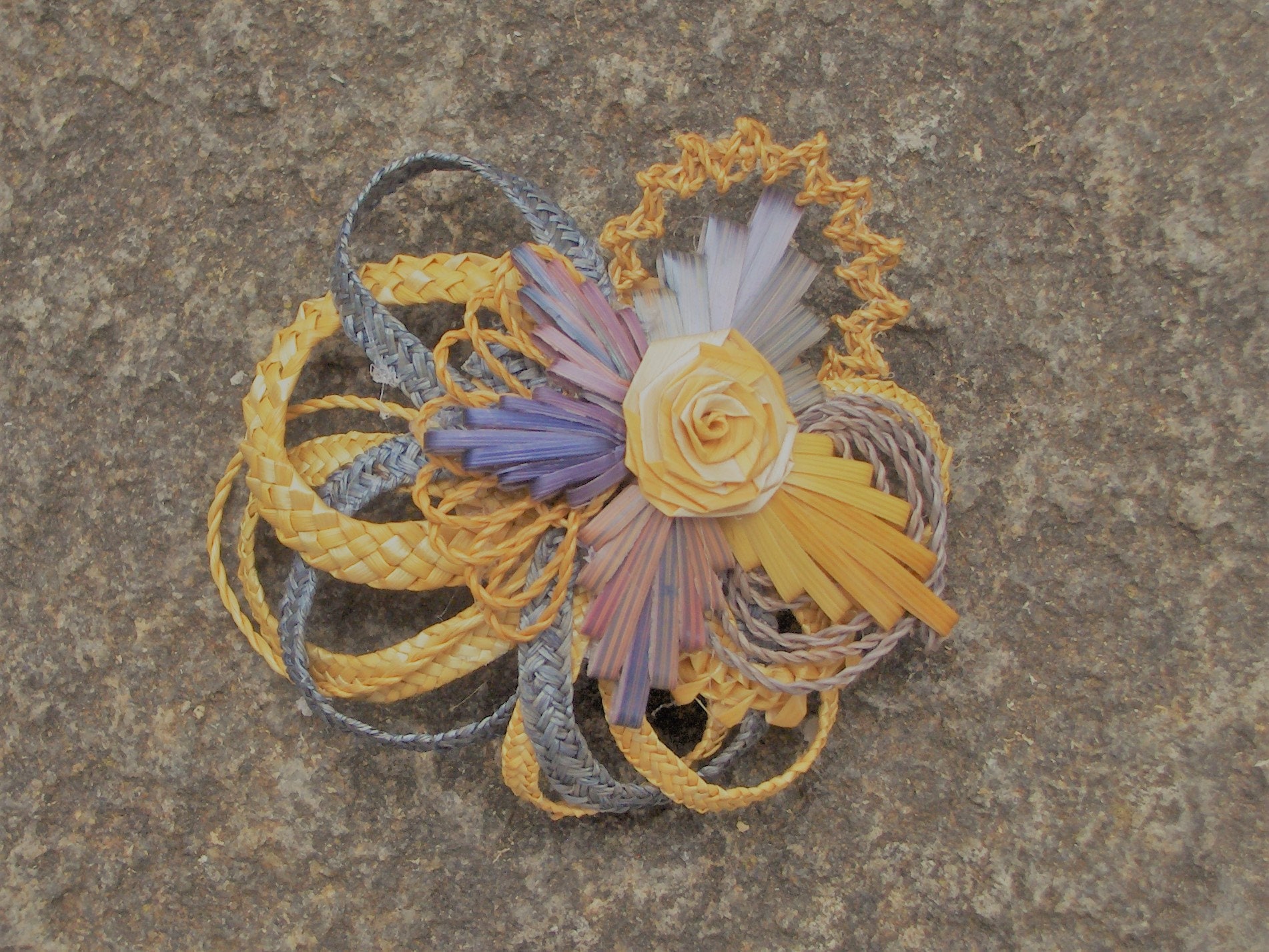 Cadeau de noce de froment/Broche en paille naturelle et tintée mauve