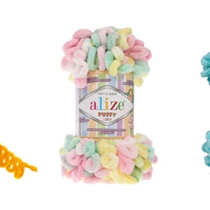 Könnte beinhalten: Drei Knäuel Alize Puffy Fine Garn in Gelb, Pastellregenbogen und Türkis. Jedes Knäuel ist mit "Alize Puffy Fine" beschriftet und hat einen bunten gestreiften Hintergrund.