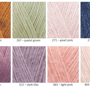 Op de afbeelding: Garenstalen in verschillende kleuren, waaronder gember, pastelgroen, parelroze, indigo, roze, donkerlila, lichtroze en champagne. Elk staal is gelabeld met een nummer en een kleurnaam.