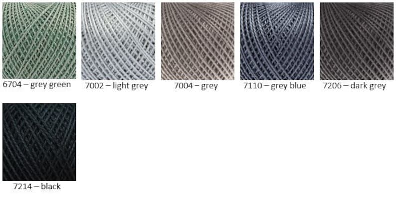 Puede incluir: Una selecci&oacute;n de ovillos de hilo en varios tonos de gris, incluyendo gris verde, gris claro, gris, gris azulado, gris oscuro y negro. El hilo se muestra sobre un fondo blanco.
