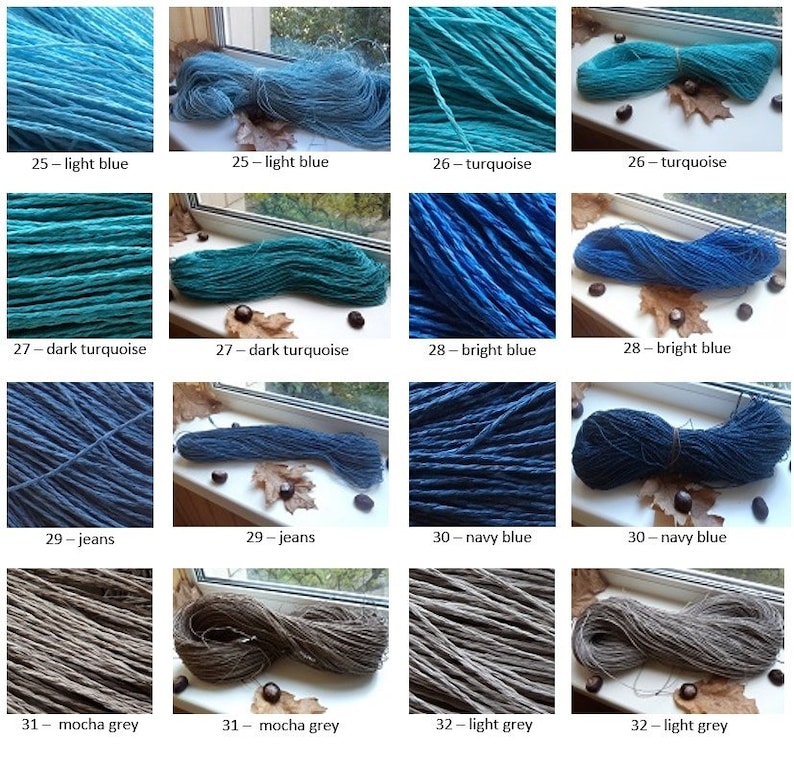 Op de afbeelding: Een verzameling van 12 bollen garen in verschillende tinten blauw, turquoise en grijs. Het garen is gerangschikt in rijen van twee, waarbij elke bol is gelabeld met een nummer en een kleurnaam.