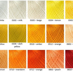Puede incluir: Una carta de colores de muestras de hilo en varios tonos de blanco, amarillo, naranja y rojo. El hilo est&aacute; dispuesto en filas de cinco, con cada fila representando una familia de colores diferente. Los colores est&aacute;n etiquetados con n&uacute;meros y nombres, como "0101 - blanco", "0305 - amarillo" y "0810 - escarlata".
