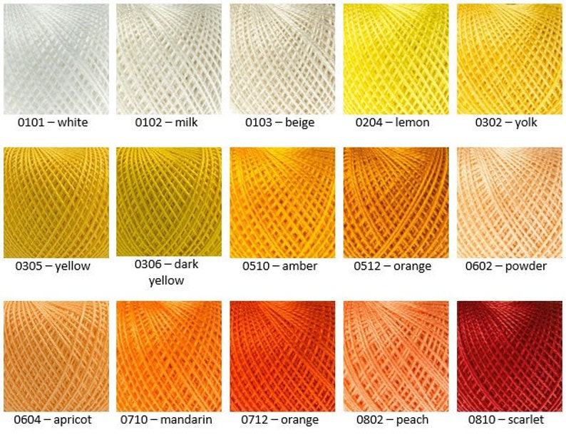 Puede incluir: Una carta de colores de muestras de hilo en varios tonos de blanco, amarillo, naranja y rojo. El hilo est&aacute; dispuesto en filas de cinco, con cada fila representando una familia de colores diferente. Los colores est&aacute;n etiquetados con n&uacute;meros y nombres, como "0101 - blanco", "0305 - amarillo" y "0810 - escarlata".