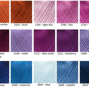 Puede incluir: Una carta de colores de ovillos de hilo en varios tonos de rojo, morado, azul y blanco. El hilo est&aacute; etiquetado con n&uacute;meros y nombres de colores, como terracota, ladrillo, lila claro, violeta oscuro, ar&aacute;ndano, lavanda, azul marino, &iacute;ndigo y cobalto.