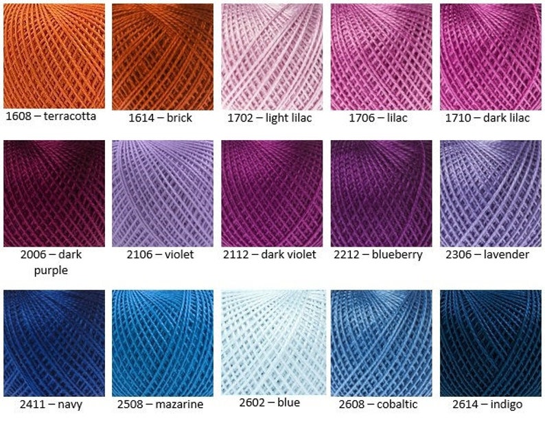 Puede incluir: Una carta de colores de ovillos de hilo en varios tonos de rojo, morado, azul y blanco. El hilo est&aacute; etiquetado con n&uacute;meros y nombres de colores, como terracota, ladrillo, lila claro, violeta oscuro, ar&aacute;ndano, lavanda, azul marino, &iacute;ndigo y cobalto.