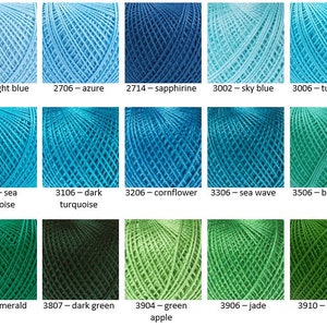Puede incluir: Una carta de colores de hilo de bordar DMC, que muestra tonos de azul, turquesa y verde. El hilo est&aacute; enrollado en ovillos y etiquetado con sus n&uacute;meros DMC y nombres de colores correspondientes.