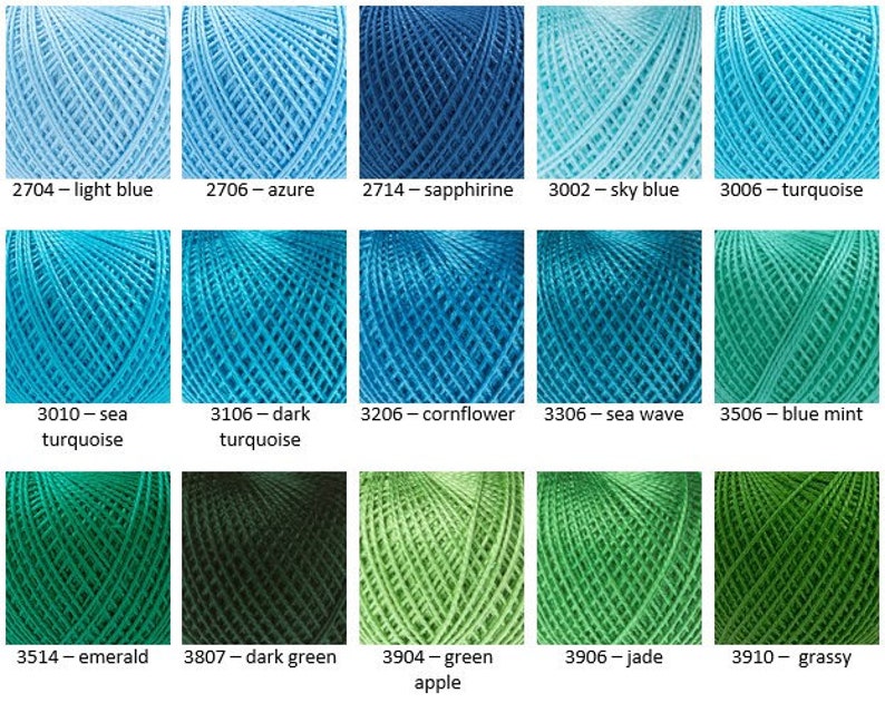 Puede incluir: Una carta de colores de hilo de bordar DMC, que muestra tonos de azul, turquesa y verde. El hilo est&aacute; enrollado en ovillos y etiquetado con sus n&uacute;meros DMC y nombres de colores correspondientes.