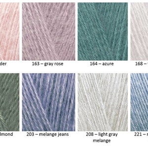 Op de afbeelding: Garenstalen in verschillende kleuren, waaronder poeder, grijsroze, azuur, witte winter, groene amandel, melange jeans, lichtgrijze melange en melange licht denim. Het garen is gerangschikt in een rasterpatroon met het kleurnummer en de naam onder elk staal.