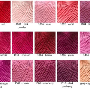Puede incluir: Una carta de colores de 12 ovillos de hilo de bordar en tonos de rojo, rosa y coral. El hilo est&aacute; enrollado en ovillos y etiquetado con n&uacute;meros y nombres de colores.