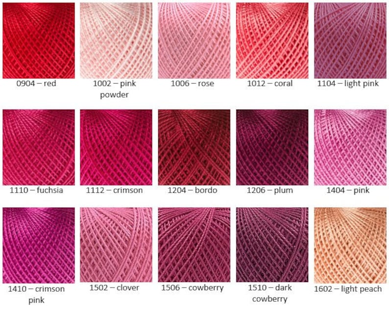 Puede incluir: Una carta de colores de 12 ovillos de hilo de bordar en tonos de rojo, rosa y coral. El hilo est&aacute; enrollado en ovillos y etiquetado con n&uacute;meros y nombres de colores.