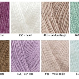 Op de afbeelding: Een kleurenkaart met garenstalen in verschillende tinten roze, wit, beige, bruin, lila en groen. Het garen is gelabeld met nummers en namen, zoals "440 - donkerroze", "450 - parel", "461 - zandmelange", "462 - zeegroen", "466 - donkerbeige", "505 - aslila", "506 - melkachtig beige" en "514 - blauw ijs".