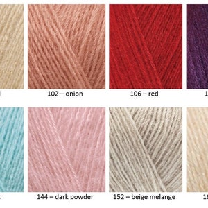 Op de afbeelding: Een verzameling garenstalen in verschillende kleuren, waaronder camel, ui, rood, pruim, mint, donker poeder, beige melange en honing.