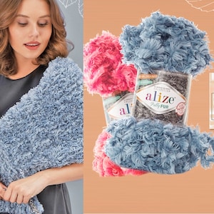Könnte beinhalten: Ein blaues und rosa flauschiges Garn mit dem Markennamen "Alize" und dem Text "Puffy Fur" auf dem Etikett. Das Garn ist in einer durchsichtigen Plastiktüte mit einem Etikett verpackt, auf dem "5 x 100 g" steht.