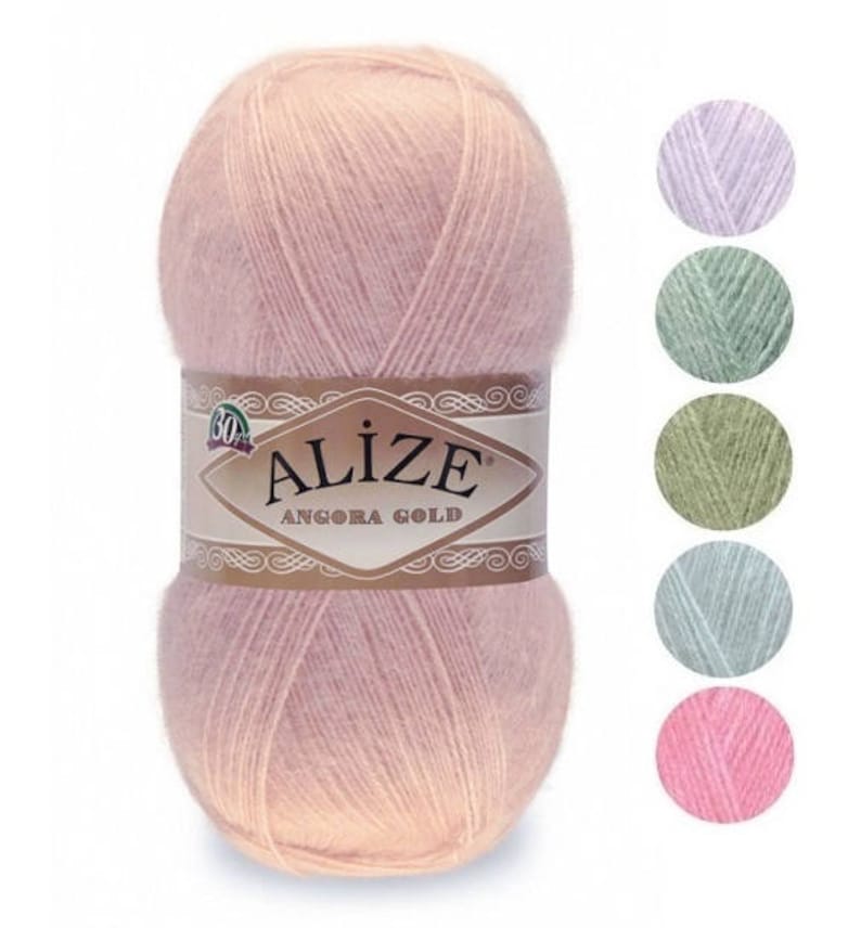 Op de afbeelding: Een bol roze Alize Angora Gold garen. Het garen is zacht en pluche, en het label zegt "Alize Angora Gold".