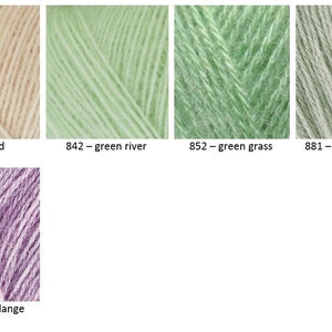 Op de afbeelding: Garenstalen in vijf kleuren: zand, groene rivier, groen gras, olijf melange en lila melange.