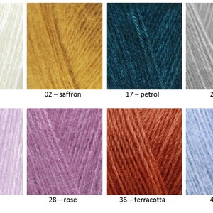 Op de afbeelding: Kleurenkaart met tien verschillende garenkleuren: cr&egrave;me, saffraan, petrol, grijs, lila, roze, terracotta, blauw en twee andere kleuren. Elke kleur is gelabeld met een nummer.