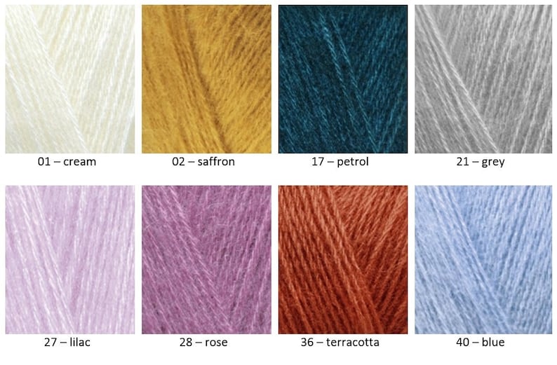 Op de afbeelding: Kleurenkaart met tien verschillende garenkleuren: cr&egrave;me, saffraan, petrol, grijs, lila, roze, terracotta, blauw en twee andere kleuren. Elke kleur is gelabeld met een nummer.