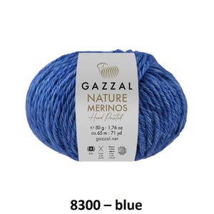 Peut inclure: Pelote de laine bleue Gazzal Nature Merinos peinte à la main. L'étiquette indique 50 g et environ 65 m de fil. La couleur est identifiée comme 8300 - bleu. Le fil est adapté aux aiguilles de 6 mm.