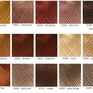 Puede incluir: Una carta de colores de 12 tonos diferentes de hilo, incluyendo marr&oacute;n rojizo, rosa ceniza, casta&ntilde;o, rosa viejo, marr&oacute;n oscuro, nogal, marr&oacute;n, granate, crudo, beige rosado, marr&oacute;n, gris beige, sepia, beige gris y turba.