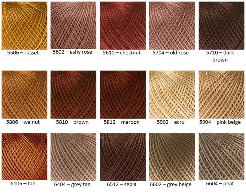 Puede incluir: Una carta de colores de 12 tonos diferentes de hilo, incluyendo marr&oacute;n rojizo, rosa ceniza, casta&ntilde;o, rosa viejo, marr&oacute;n oscuro, nogal, marr&oacute;n, granate, crudo, beige rosado, marr&oacute;n, gris beige, sepia, beige gris y turba.