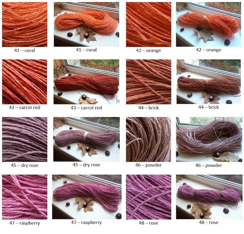 Op de afbeelding: Een verzameling van 10 bollen handgeverfde, natuurlijke vezelgaren in verschillende tinten rood, roze en oranje. Het garen is gerangschikt in twee rijen van vijf bollen elk. Elke bol is gelabeld met een nummer en een kleurnaam.