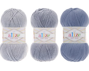 Puede incluir: Tres ovillos de hilo en diferentes tonos de azul. El hilo está etiquetado como "alize soft happy baby".