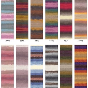 Puede incluir: Una colecci&oacute;n de 12 ovillos de lana con diferentes combinaciones de colores. Cada ovillo presenta un patr&oacute;n a rayas con diferentes tonos de rosa, azul, verde, marr&oacute;n, gris, rojo, naranja y morado.