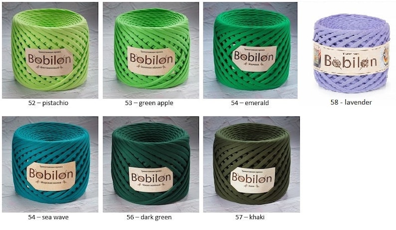 K&ouml;nnte beinhalten: Eine Sammlung von Bobilon-Garn in verschiedenen Gr&uuml;nt&ouml;nen, darunter Pistazie, gr&uuml;ner Apfel, Smaragd, Meereswelle, Dunkelgr&uuml;n und Khaki. Es gibt auch ein Lavendelgarn.