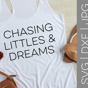 Chasing Littles & Dreams svg | Życie mamy svg | Macierzyństwo svg | Mama pozostająca w domu svg | sahm svg | SVG | DXF | JPG | plik do cięcia