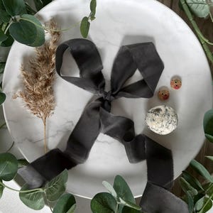 Nastro di seta Peace grigio antracite, 100% seta organica tinta naturalmente in colore grigio scuro, nastro di seta cruelty-free tinto a mano, seta per bouquet da sposa