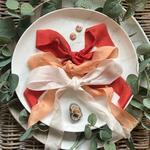 Fitas de seda orgânicas e Peace laranja-avermelhadas, pêssego e coral claro, fitas de seda sem crueldade, fita de buquê boho tingida com plantas naturais 100% seda