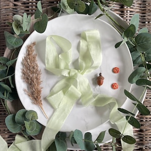 Fita de seda Green Zest 165 Peace, 100% seda tingida naturalmente na cor verde, fita de seda tingida à mão sem crueldade, fita de seda para buquê de casamento
